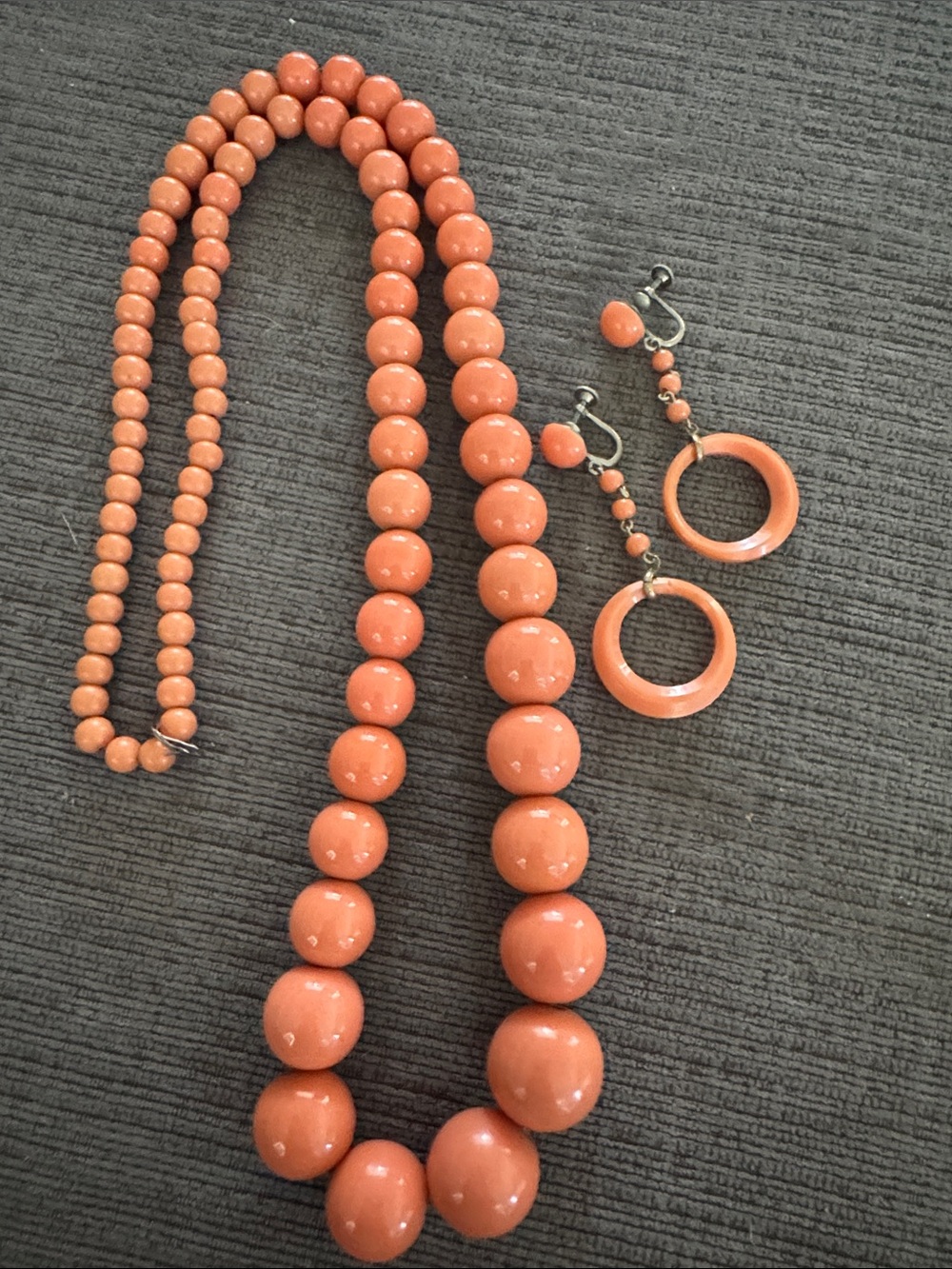 Vintage 1960s Peach Plastic Thermoset Necklace & Screwback Earring Set. 27”